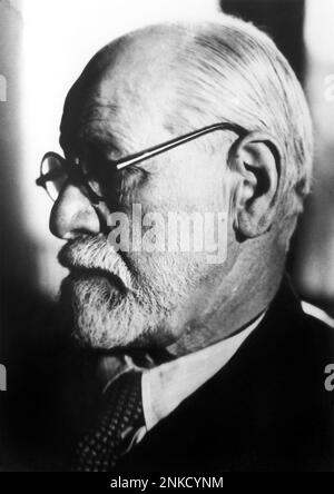 1932 environ : Le père autrichien de la psychanalyse SIGMUND FREUD ( 1856 - 1939 ). Photo de Lazslo Willinger . - PSYCHANALYSTE - PSICALISTA - PSICOANALISTA - PSICALIZI - PSICOANALISI - ebreo - juif - RITRATTO - PORTRAIT - profilo - profil - occhiali - lunettes - barba bianca - barbe blanche - uIENanziano vecchio - vieil homme ancien - SCGIO ZATO - génie - SCIENTIFIQUE - IGENOMO - bague - stempiato - stempiatura - amincissement aux temples - cravatta - cravate - colletto - collier ---- NON DESTINÉ À UNE UTILISATION PUBLICITAIRE --- UNIQUEMENT À DES FINS ÉDITORIALES ---- Archivio GBB Banque D'Images