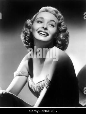 1949 c., Etats-Unis : l'actrice de cinéma hollywoodienne PATRICIA NEAL ( 1926 - 2010 ) , OSCAR Winner Award en 1963 pour le film HUD ( HUD il selvaggio ) avec Paul Newman . - FILM - CINÉMA - sourire - sorriso - scollatura - decolleté - ouverture du cou - bionda - capelli biondi - blonde - spalla - spalle - épaules - portrait - ritrato --- Archivio GBB Banque D'Images