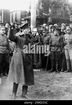 1920 CA , RUSSIE : le politicien russe Josif Visarionovic TROTSKY ( Janovka, Ukraine 1879 – Coyoacan , Mexique 1940 ) parle aux rivolutistes ROUGES AMY - portrait - ritratto - Lev ( Lejba ) Davidovic Bronstejn Trockij - Trozky - bachigi - moustache - Lens - occiali da vista - pince nez - pince-nez - RIVOLUZIONE SOVIETICA - RÉVOLUTION - SOVIÉTIQUE - POLITHO - POLITICA - POLITIQUE - SOCIALISTE - SOCIALISMO - SOCIALISME - COMUNISTA - COMUNISMO - COMMUNISTE - communiste - communiste storfoto - communiste - Foto storica - HISTOIRE - bottes - stivalii - uniforme militaire divisa militare --- Archivio GBB Banque D'Images