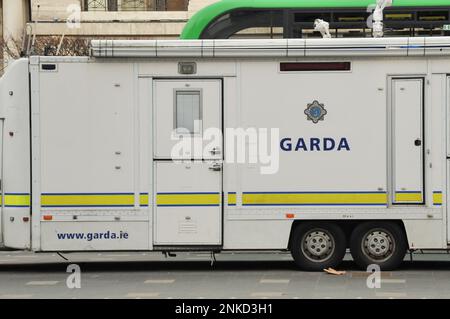 Mobile Garda Van dans O’Connell Street, Dublin, Irlande. Banque D'Images