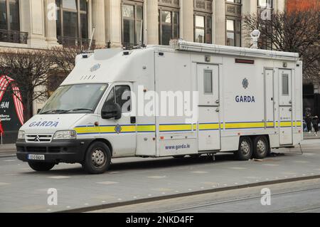 Mobile Garda Van dans O’Connell Street, Dublin, Irlande. Banque D'Images