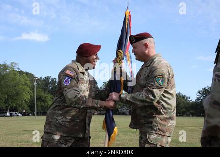 Le général de division Isaac Johnson, Jr. Passe les États-Unis Le commandement des affaires civiles et des opérations psychologiques de l’armée (AÉROPORTÉ) se colore du commandement entrant Sgt. Maj. Daniel Benedict, signalant l’engagement de Benoît comme conseiller principal inscrit de l’USACAPOC(A) lors du changement de commandement, du changement de responsabilité, de la cérémonie de retraite tenue à 13 août 2022, sur le terrain du défilé principal, ft. Bragg, NC. Banque D'Images