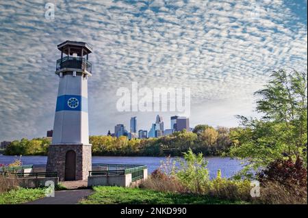 Les gratte-ciel de Minneapolis et le fleuve Mississippi depuis Boom Island. Minnesota. Banque D'Images
