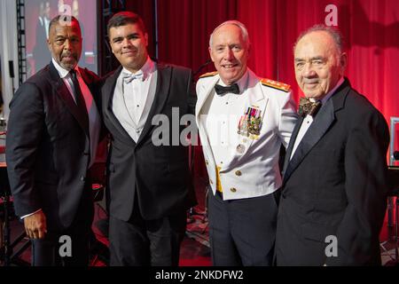 De gauche à droite : Steve Davis, fondateur, Tuskegee Next; Jairo Vargas, 2022 Tuskegee prochain diplômé; Vice-ADM. Kenneth Whitesell, commandant, Forces aériennes navales (CNAF); et SMA arrière (RET.) Larry Chambers pose pour une photo au cinquième bal de la queue rouge annuel de Tuskegee à l'ouest de Chicago, Illinois, 13 août. Whitesell a remis le prix Trailblazer à Chambers pour son engagement à éliminer les obstacles, à accroître l'accès et à offrir de nouvelles opportunités à tous. Whitesell a également parlé de la façon dont vit l'héritage des aviateurs Tuskegee par le biais du programme de l'Académie de vol CNAF, qui expose divers 11 Banque D'Images