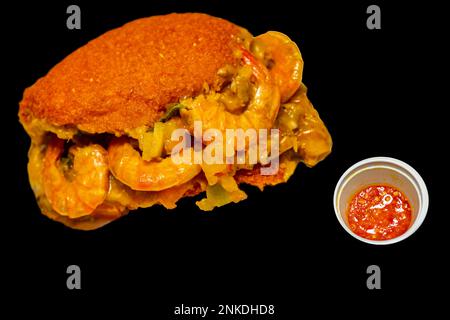 Acarajé brésilien, nourriture traditionnelle d'origine africaine à Bahia, avec vatapá, caruru et crevettes séchées Banque D'Images