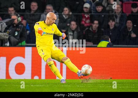 EINDHOVEN, PAYS-BAS - FÉVRIER 23 : Marko Dmitrovic du FC Sevilla lors de l'UEFA Europa League Knockout Round Play-Off Leg Two match entre le PSV et le FC Sevilla au stade Philips sur 23 février 2023 à Eindhoven, pays-Bas (photo de René Nijhuis/Orange Pictures) Banque D'Images