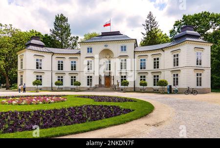 Varsovie, Pologne - 10 juin 2022 : rococo historique et palais néoclassique de Myslewicki dans les bains royaux Lazienki Klolewskie parc dans le quartier des guerres d'Ujazdow Banque D'Images