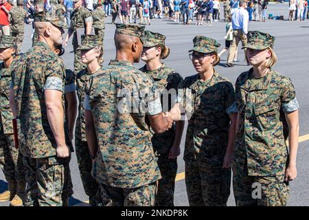 ÉTATS-UNIS Les officiers des Marine Corp sont félicités par leurs amis et leur famille lors de leur cérémonie d'assermentation à l'École candidate des officiers, base des Marines Quantico, Virginie, on 13 août 2022. Ces officiers font partie du programme de droit du cours de peloton de leaders et deviendront des avocats de juge c'est une rare occasion de 4 femmes poursuivant cette carrière dans le corps de Marine. Banque D'Images