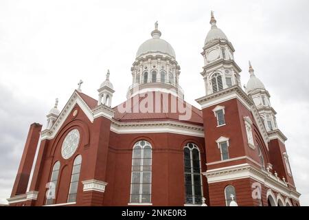 Vue rapprochée de la basilique historique de St. Église catholique Stanislaus construite en 1894 dans le style de la cathédrale polonaise à Winona, Minnesota, États-Unis. Banque D'Images