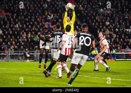 EINDHOVEN, PAYS-BAS - FÉVRIER 23 : Marko Dmitrovic du FC Sevilla lors de l'UEFA Europa League Knockout Round Play-Off Leg Two match entre le PSV et le FC Sevilla au stade Philips sur 23 février 2023 à Eindhoven, pays-Bas (photo de René Nijhuis/Orange Pictures) Banque D'Images