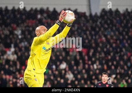 EINDHOVEN, PAYS-BAS - FÉVRIER 23 : Marko Dmitrovic du FC Sevilla lors de l'UEFA Europa League Knockout Round Play-Off Leg Two match entre le PSV et le FC Sevilla au stade Philips sur 23 février 2023 à Eindhoven, pays-Bas (photo de René Nijhuis/Orange Pictures) Banque D'Images