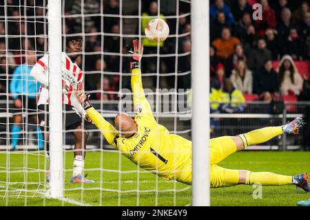 EINDHOVEN, PAYS-BAS - FÉVRIER 23 : Marko Dmitrovic de Sevilla FC plonge au cours de l'UEFA Europa League Knockout Round Play-Off Leg Two match entre le PSV et le Sevilla FC au stade Philips sur 23 février 2023 à Eindhoven, pays-Bas (photo de René Nijhuis/Orange Pictures) Banque D'Images