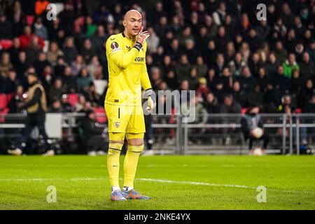 EINDHOVEN, PAYS-BAS - FÉVRIER 23 : Marko Dmitrovic du FC Sevilla lors de l'UEFA Europa League Knockout Round Play-Off Leg Two match entre le PSV et le FC Sevilla au stade Philips sur 23 février 2023 à Eindhoven, pays-Bas (photo de René Nijhuis/Orange Pictures) Banque D'Images