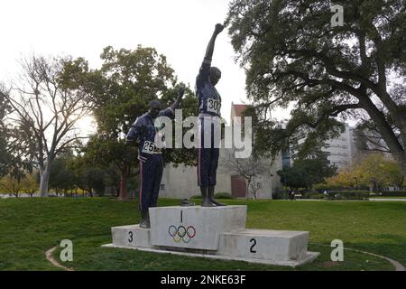 Une statue représentant la cérémonie de remise des médailles du 200 m des Jeux olympiques de Mexico de 1968 avec les athlètes étudiants de l'État de San Jose, Tommie Smith, médaillé d'or, et John Carlos, médaillé de bronze, avec les poings noirs levés, lundi 19 décembre 2022, à San Jose, Etalonnage Banque D'Images