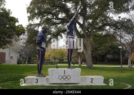 Une statue représentant la cérémonie de remise des médailles du 200 m des Jeux olympiques de Mexico de 1968 avec les athlètes étudiants de l'État de San Jose, Tommie Smith, médaillé d'or, et John Carlos, médaillé de bronze, avec les poings noirs levés, lundi 19 décembre 2022, à San Jose, Etalonnage Banque D'Images