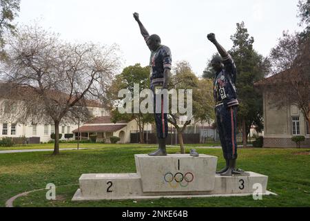 Une statue représentant la cérémonie de remise des médailles du 200 m des Jeux olympiques de Mexico de 1968 avec les athlètes étudiants de l'État de San Jose, Tommie Smith, médaillé d'or, et John Carlos, médaillé de bronze, avec les poings noirs levés, lundi 19 décembre 2022, à San Jose, Etalonnage Banque D'Images