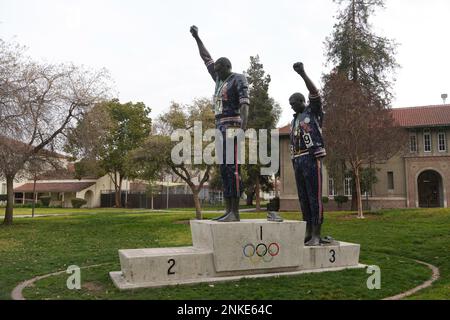 Une statue représentant la cérémonie de remise des médailles du 200 m des Jeux olympiques de Mexico de 1968 avec les athlètes étudiants de l'État de San Jose, Tommie Smith, médaillé d'or, et John Carlos, médaillé de bronze, avec les poings noirs levés, lundi 19 décembre 2022, à San Jose, Etalonnage Banque D'Images