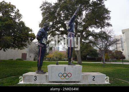 Une statue représentant la cérémonie de remise des médailles du 200 m des Jeux olympiques de Mexico de 1968 avec les athlètes étudiants de l'État de San Jose, Tommie Smith, médaillé d'or, et John Carlos, médaillé de bronze, avec les poings noirs levés, lundi 19 décembre 2022, à San Jose, Etalonnage Banque D'Images