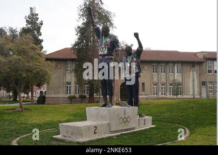 Une statue représentant la cérémonie de remise des médailles du 200 m des Jeux olympiques de Mexico de 1968 avec les athlètes étudiants de l'État de San Jose, Tommie Smith, médaillé d'or, et John Carlos, médaillé de bronze, avec les poings noirs levés, lundi 19 décembre 2022, à San Jose, Etalonnage Banque D'Images