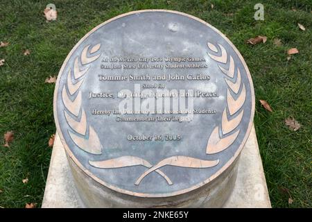 Une plaque à la sculpture de statue représentant la cérémonie de remise des médailles du 200 m des Jeux olympiques de Mexico de 1968 avec les athlètes étudiants de l'État de San Jose, Tommie Smith médaillé d'or et John Carlos médaillé de bronze, les poings noirs levés, lundi 19 décembre 2022, à San Jose, Etalonnage Banque D'Images