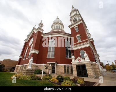 Vue panoramique sur la basilique historique de St. Église catholique Stanislaus construite en 1894 dans le style de la cathédrale polonaise à Winona, Minnesota, États-Unis. Banque D'Images