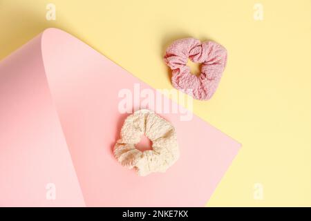 Deux scrunchies sur fond couleur Banque D'Images