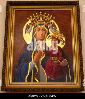Peinture d'icône de Marie comme Reine du ciel tenant l'enfant Jésus également couronné ; Basilique de Saint Église catholique de Stanislaus à Winona, Minnesota, États-Unis. Banque D'Images