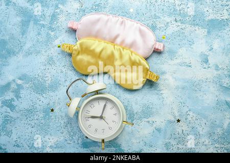 Masques de sommeil et réveil sur fond de couleur. Concept de la Journée mondiale du sommeil Banque D'Images