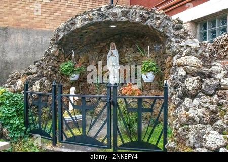 Grotte de Saint Bernadette voyant la vision de notre-Dame de Lourdes à la basilique de Saint-Jean Église catholique de Stanislaus à Winona, Minnesota, États-Unis. Banque D'Images
