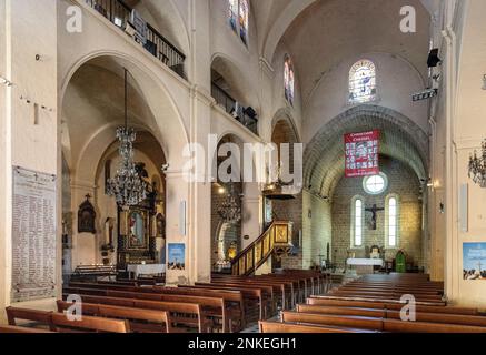 Antibes, France - 4 août 2022 : nef et presbytère principal de notre Dame de l'Immaculée conception Cathédrale église dans la vieille ville historique d'Antibes resor Banque D'Images