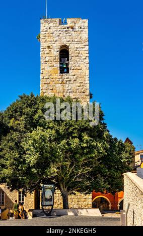 Antibes, France - 4 août 2022: Tour Sarrazine Grimaldi Tour de côté Cathédrale dans la vieille ville historique d'Antibes station ville onshore Azure coût de Medi Banque D'Images