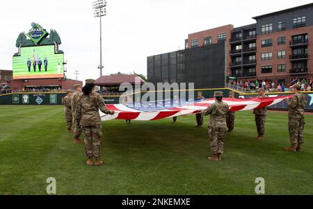 ÉTATS-UNIS Les aviateurs de la Force aérienne de la base aérienne Wright-Patterson affichent un grand drapeau américain pendant la nuit de célébration américaine du Day Air Ballpark, le 13 août 2022, à Dayton, en Ohio. La nuit de la célébration américaine comprenait des expositions statiques militaires, l'affichage des couleurs par la garde d'honneur de la base aérienne Wright-Patterson et l'assermentation de nouvelles recrues de la Force aérienne et de la Marine. Banque D'Images