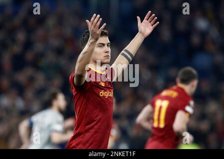 Rome, Italie. 23rd févr. 2023. Paulo Dybala, d'AS Roma, les gestes de la Ligue Europa de l'UEFA jouent un match de football de deuxième jambe entre Roma et Salzbourg au stade olympique de RomeÕs, 23 février 2023. Roma a gagné 2-0 pour rejoindre la ronde de 16. Crédit: Riccardo de Luca - mise à jour des images/Alamy Live News Banque D'Images