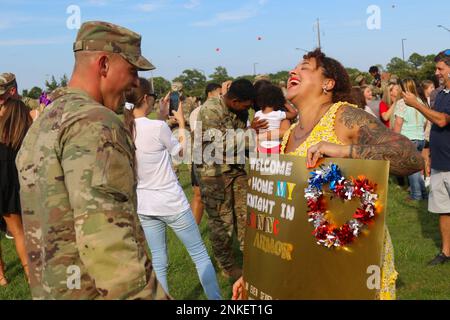 Un soldat affecté au 1st Bataillon, 64th Armour Regiment, 1st Armored Brigade combat Team, 3rd Infantry Division, se réunit avec sa famille lors d'une des cérémonies de bienvenue à fort Stewart, Géorgie, le 13 août 2022. Les 1st soldats de l'ABCT ont été déployés en Allemagne pour soutenir les alliés de l'OTAN afin de dissuader l'agression russe tout en soutenant une série d'autres exigences dans la région. Banque D'Images