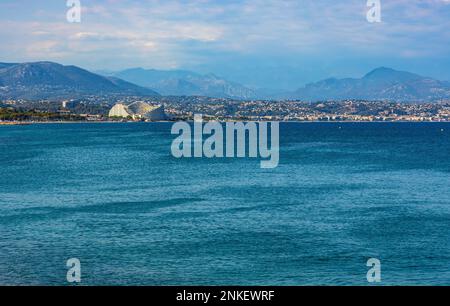 Antibes, France - 4 août 2022 : vue panoramique sur la côte française de la rivière à Antibes station balnéaire port sur la côte azur coût de la mer Méditerranée Banque D'Images