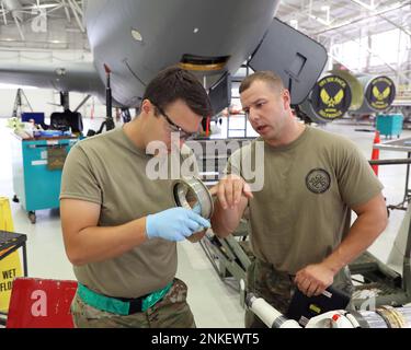 Airman 1st classe Michael Ritter applique du lubrifiant à un joint torique tandis que le sergent d'état-major Joshua Fye observe son travail à la base de la Garde nationale aérienne de Selfridge, Michigan, le 14 août 2022. Les deux aviateurs sont affectés à l'escadron de maintenance 191st, une composante de la 127th e Escadre, qui est affectée à la base. Le 191st entretient le KC-135 Stratotanker, un avion de ravitaillement en vol qui a été transporté à la base par l'escadron de ravitaillement en vol 171st. Ritter est un membre traditionnel de la Michigan Air National Guard, qui sert généralement environ un week-end par mois et plusieurs semaines de service actif au cours de l'année. Ritter a Banque D'Images