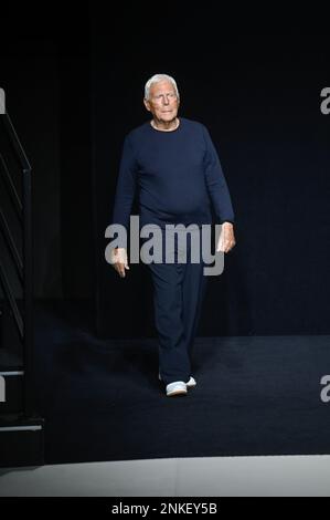 Milan, Italie. 24th févr. 2023. Milan, semaine de la mode Femme, automne hiver 2023 2024 Emporio Armani Fashion Show - mode Femme automne hiver 2023 2024 Emporio Armani Fashion Show en photo: Giorgio Armani Credit: Independent photo Agency/Alamy Live News Banque D'Images