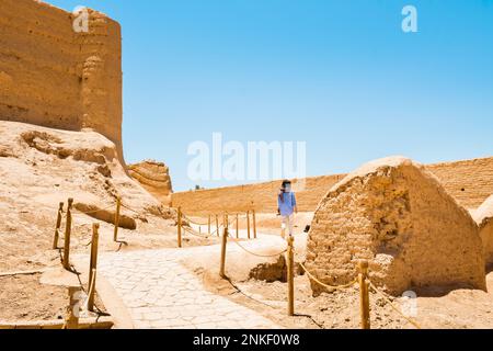 Une femme touristique à pied dans l'ancien château d'argile Narin Qall'eh (Qaleh) dans le centre de Meybod près de Yazd en Iran est l'un des plus préservés de briques de boue-fortre Banque D'Images