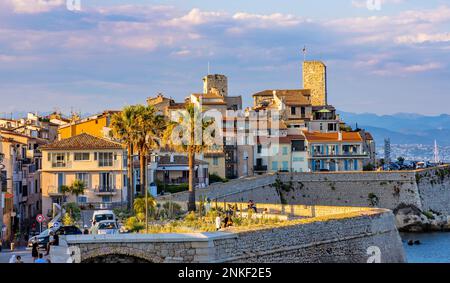 Antibes, France - 4 août 2022 : vue panoramique de la vieille ville historique avec remparts médiévaux et musée Picasso sur la rive de l'azur coût de la Méditerranée Banque D'Images