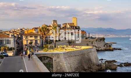 Antibes, France - 4 août 2022 : vue panoramique de la vieille ville historique avec remparts médiévaux et musée Picasso sur la rive de l'azur coût de la Méditerranée Banque D'Images