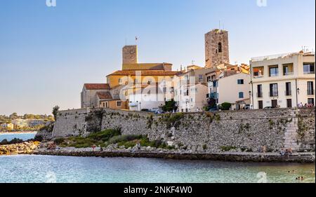 Antibes, France - 4 août 2022 : vue panoramique de la vieille ville historique avec remparts médiévaux et musée Picasso sur la rive de l'azur coût de la Méditerranée Banque D'Images