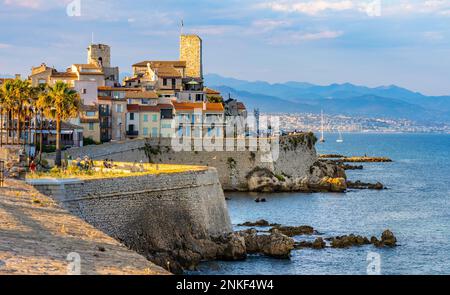 Antibes, France - 4 août 2022 : vue panoramique de la vieille ville historique avec remparts médiévaux et musée Picasso sur la rive de l'azur coût de la Méditerranée Banque D'Images