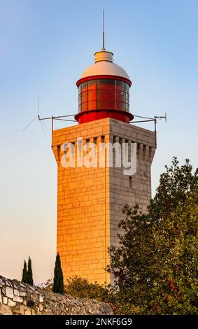 Antibes, France - 4 août 2022 : tour phare historique au sommet de la colline de la Garoupe au Cap d’Antibes cap sur la côte d’azur coût de la mer Méditerranée Banque D'Images