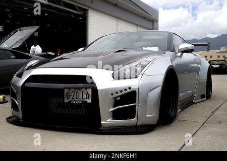 Un Nissan GT-R (R35) Nismo est exposé dans le cadre du salon de l'auto au Kaneohe Bay Air Show 2022, Marine corps Air Station Kaneohe Bay, Marine corps base Hawaii, 14 août 2022. Le salon aérien a permis à la MBH de favoriser des relations positives avec la communauté locale, tout en offrant une expérience unique au public. Le Kaneohe Bay Air Show, qui contenait des spectacles aériens, des expositions statiques, des démonstrations et des vendeurs, a été conçu pour exprimer l'appréciation de la MCBH aux résidents d'Hawaï et leur soutien continu à l'installation. Banque D'Images