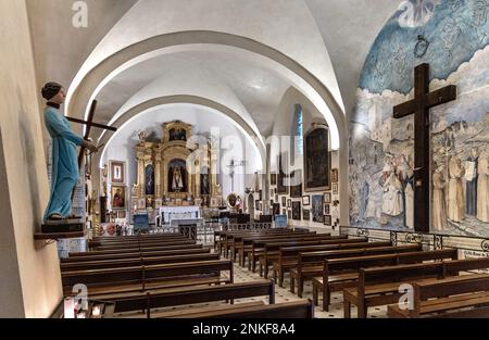 Antibes, France - 4 août 2022 : nef et presbytère principal de l'église notre Dame de bon Port au sommet de la colline de Garoue au Cap d'Antibes cap sur la rive de l'azur Banque D'Images