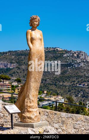 Eze, France - 1 août 2022 : sculpture de la déesse Barbara par Jean-Philippe Richard dans le jardin botanique exotique le jardin de l'Exotique en haut dans le tow historique Banque D'Images