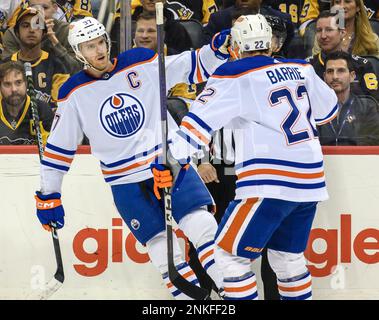 Pittsburgh, États-Unis. 23rd févr. 2023. Le centre des Oilers d'Edmonton Connor McDavid (97) célèbre son but contre les pingouins de Pittsburgh avec Tyson Barrie, défenseur des Oilers d'Edmonton (22), au cours de la première période au PPG Paints Arena de Pittsburgh jeudi, à 23 février 2023. Photo par Archie Carpenter/UPI crédit: UPI/Alay Live News Banque D'Images