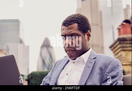 Serious businessman working on laptop Banque D'Images