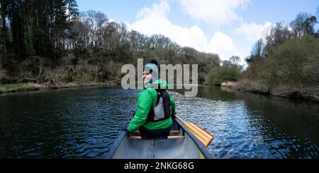 Femme âgée faisant du kayak sur le lac à la gorge du Cilgerran Banque D'Images