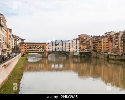 Le célèbre pont ponte vecchio au-dessus de l'Arno à Florence, en Italie Banque D'Images